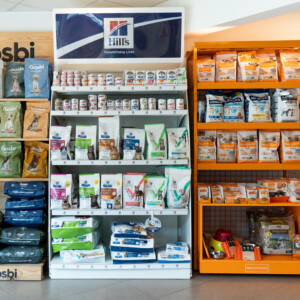 Descobreix els productes de la nostra botiga a Montmeló Veterinaris: alimentació, complements, accessoris i tot el que el teu animal necessita per a una vida saludable i feliç. Descobreix els productes de la nostra botiga a Montmeló Veterinaris: alimentació, complements, accessoris i tot el que el teu animal necessita per a una vida saludable i feliç.